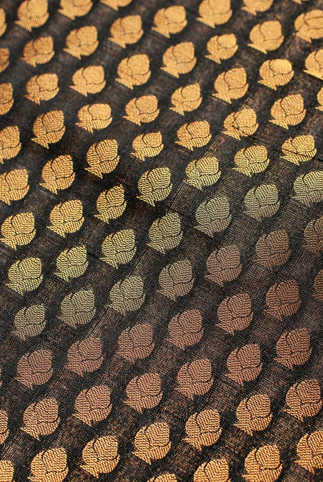 〔1m切り売り〕インドの伝統模様布 黒地に樹模様〔幅約110cm〕 3 - 接写での撮影になります。