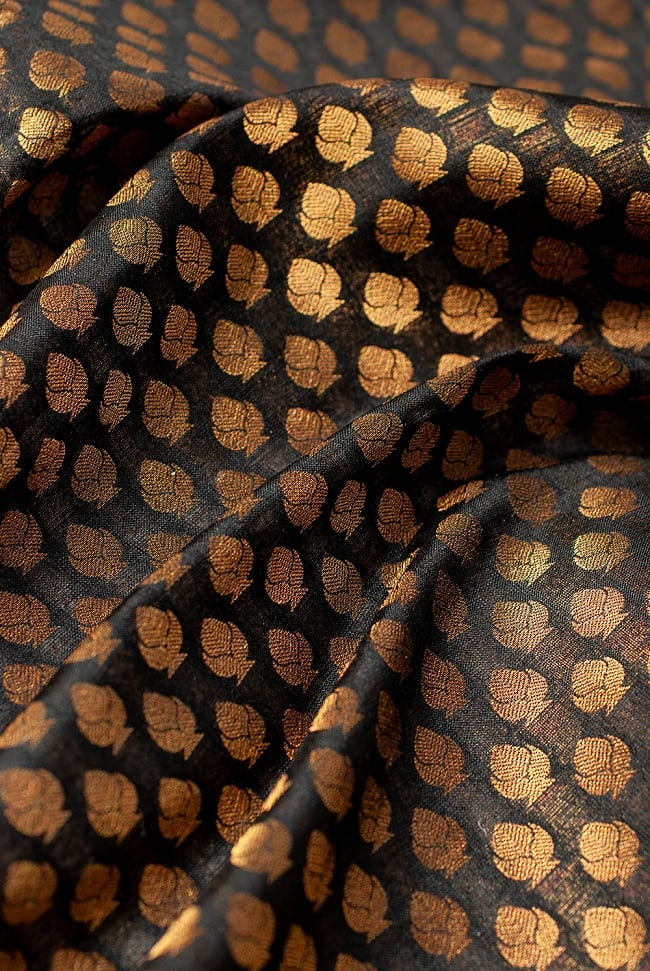 〔1m切り売り〕インドの伝統模様布 黒地に樹模様〔幅約110cm〕の写真1枚目です。布大国インドから届いた美しい布地です。光の加減によって美しい陰影が生まれます。切り売り,計り売り布,布 生地,アジア布,手芸,生地,アジアン,ファブリック,テーブルクロス,ソファーカバー