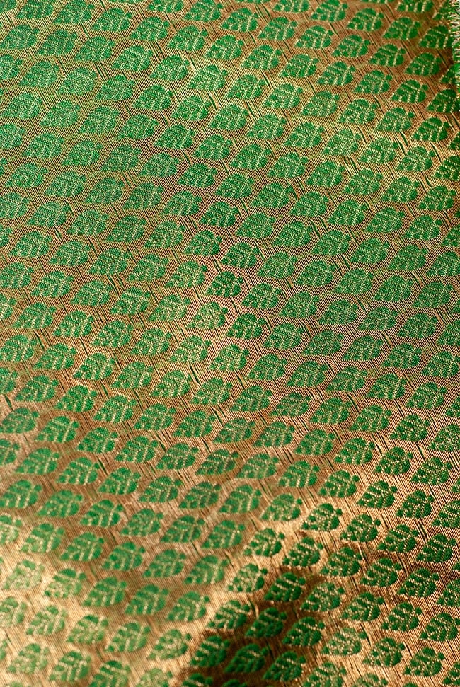 〔1m切り売り〕インドの伝統模様布 緑地に葉模様〔幅約108cm〕 6 - 裏地はこのようになっています。