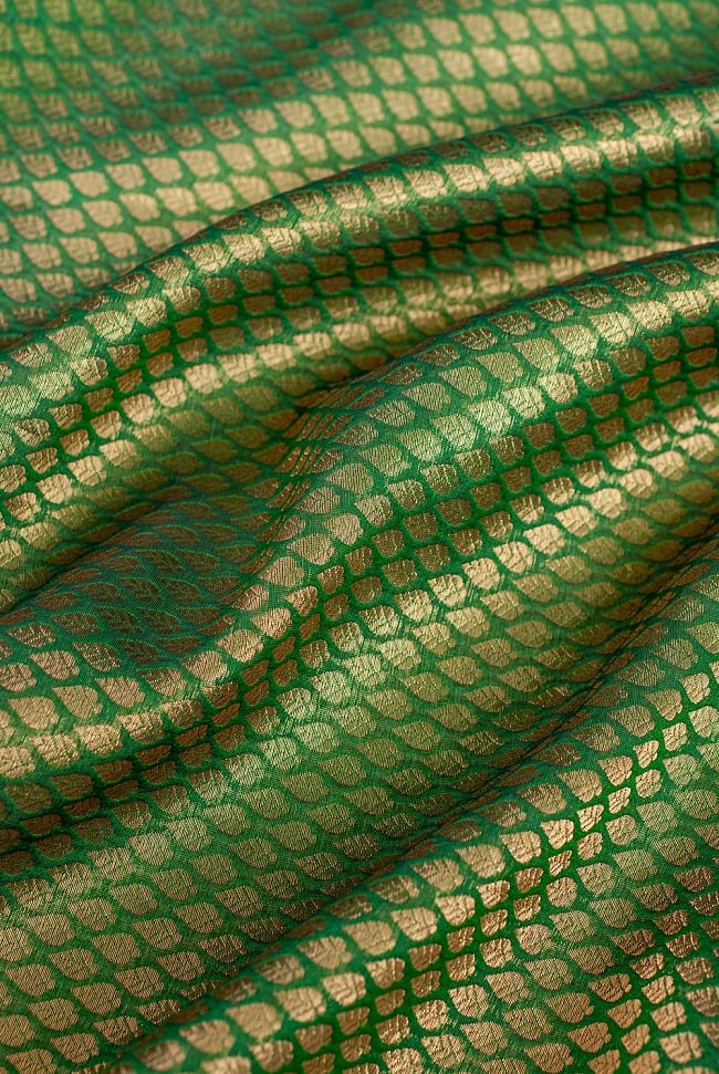 〔1m切り売り〕インドの伝統模様布 緑地に葉模様〔幅約108cm〕の写真1枚目です。布大国インドから届いた美しい布地です。光の加減によって美しい陰影が生まれます。切り売り,計り売り布,布 生地,アジア布,手芸,生地,アジアン,ファブリック,テーブルクロス,ソファーカバー