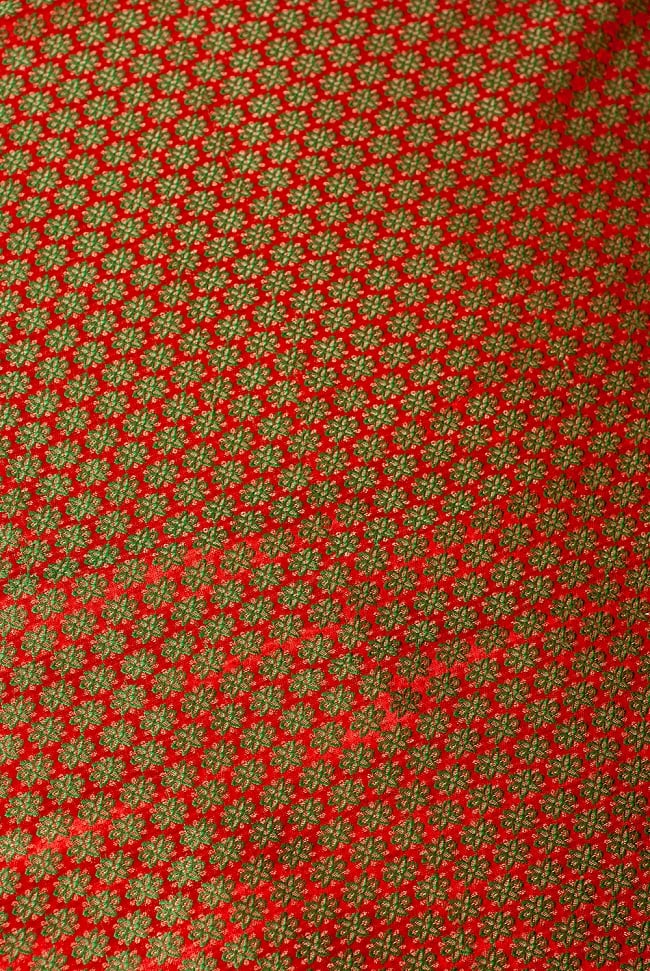 〔1m切り売り〕インドの伝統模様布 赤地に花模様〔幅約115cm〕 2 - 柄の広がりを見てみました。