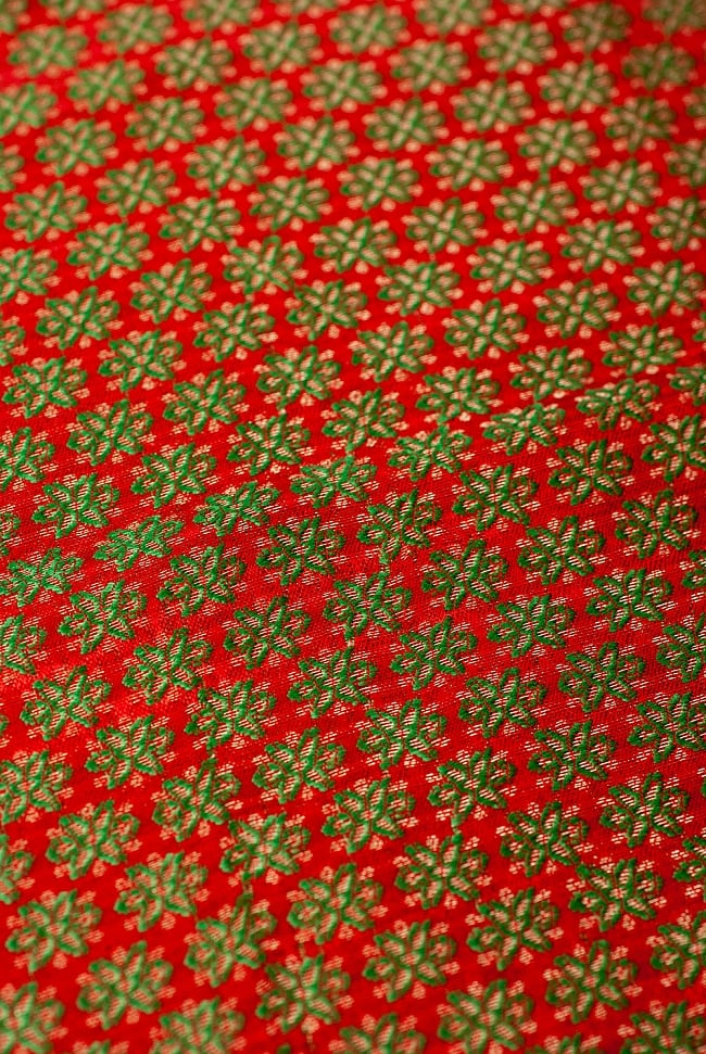 〔1m切り売り〕インドの伝統模様布 赤地に花模様〔幅約115cm〕 3 - 接写での撮影になります。