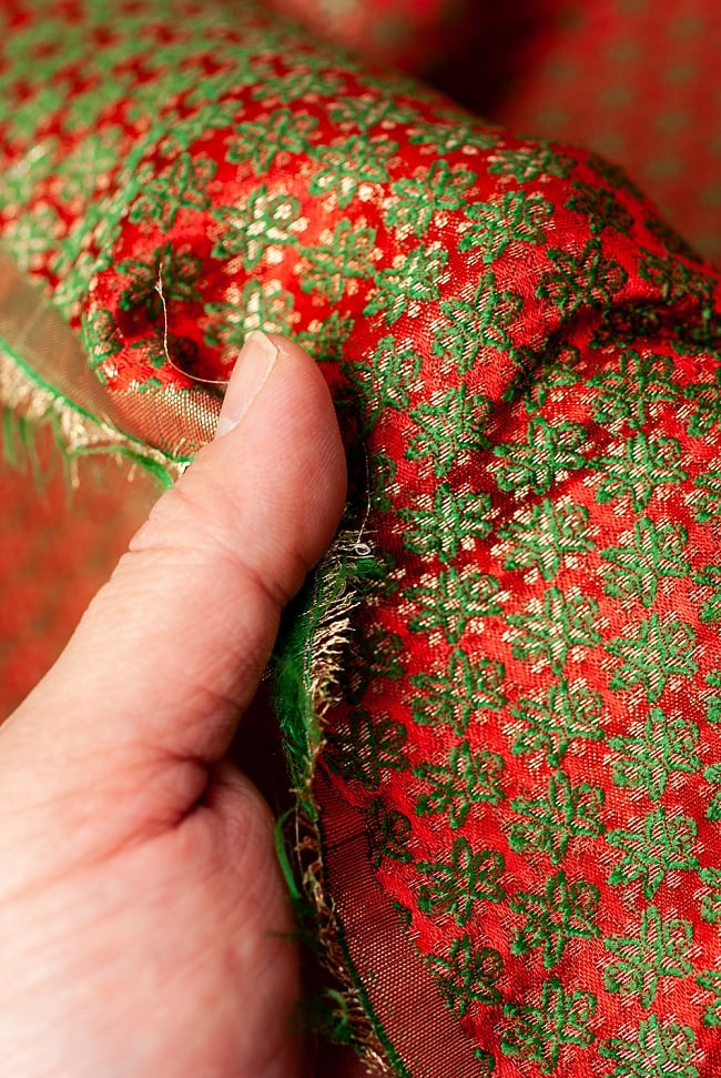 〔1m切り売り〕インドの伝統模様布 赤地に花模様〔幅約115cm〕 5 - 薄手の布地です。
