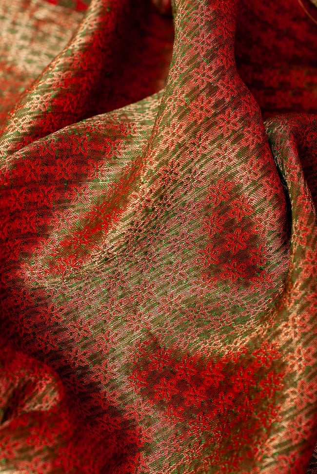 〔1m切り売り〕インドの伝統模様布 赤地に花模様〔幅約115cm〕 6 - 裏地はこのようになっています。