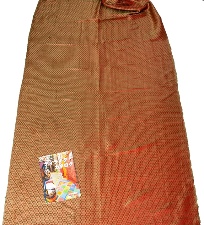 〔1m単位切り売り〕インドの伝統模様布 赤地に花模様〔幅約115cm〕 7 - A4冊子と比較撮影しました。これくらいのサイズ感になります。