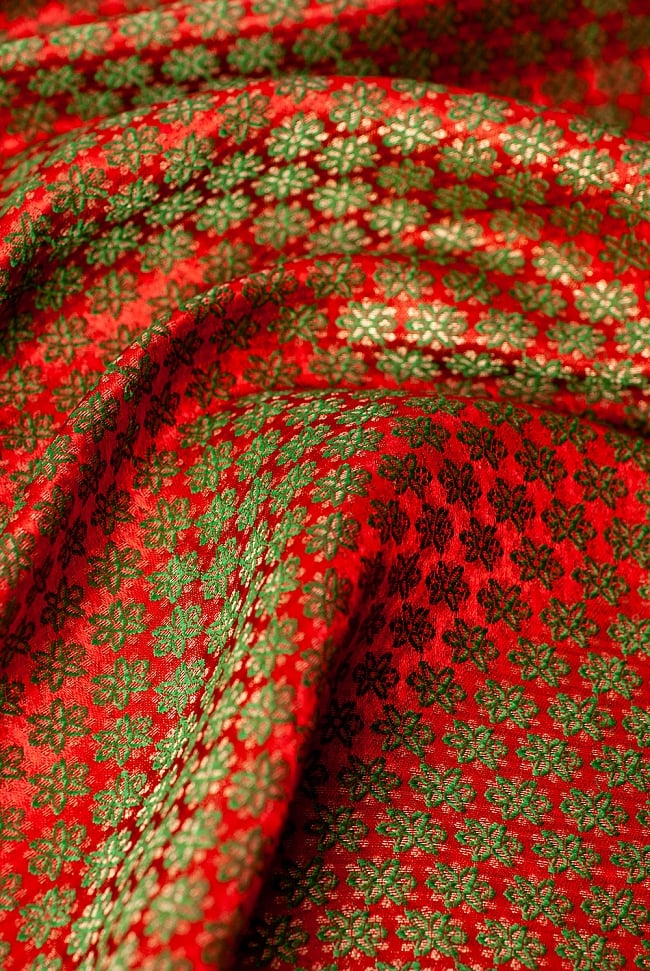 〔1m切り売り〕インドの伝統模様布 赤地に花模様〔幅約115cm〕の写真1枚目です。布大国インドから届いた美しい布地です。光の加減によって美しい陰影が生まれます。キラキラ布,豪華な布,切り売り,計り売り布,布 生地,アジア布,手芸,生地,アジアン,ファブリック,テーブルクロス,ソファーカバー
