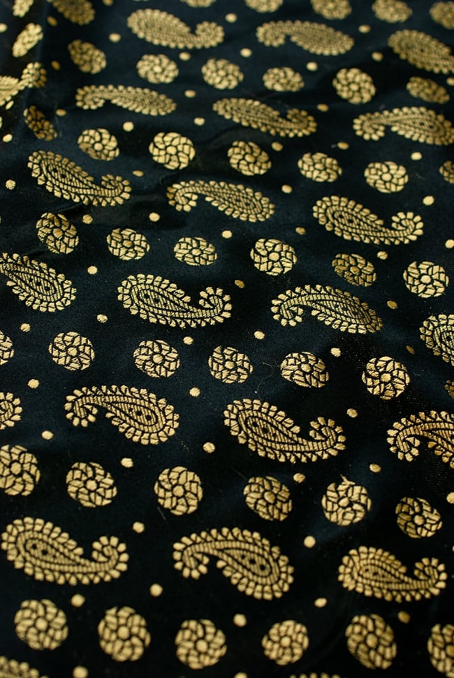 〔1m切り売り〕インドの伝統模様布 黒地にペイズリー〔幅約115cm〕 3 - 接写での撮影になります。