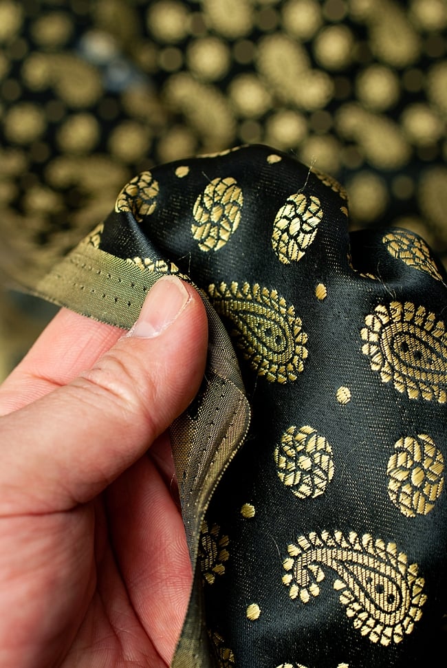 〔1m切り売り〕インドの伝統模様布 黒地にペイズリー〔幅約115cm〕 5 - 薄手の布地です。