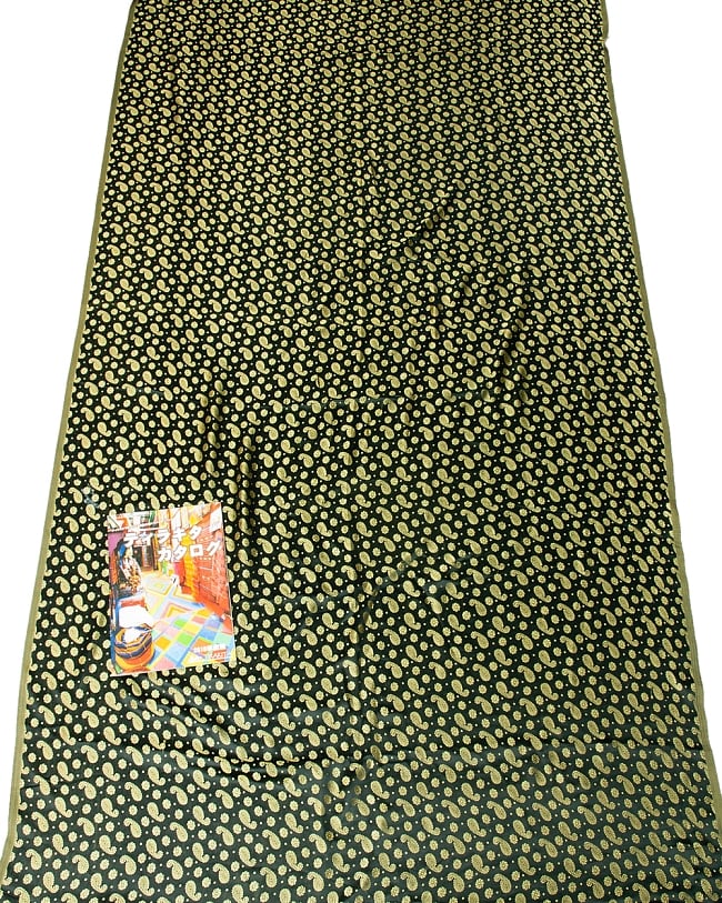 〔1m切り売り〕インドの伝統模様布 黒地にペイズリー〔幅約115cm〕 7 - A４冊子と比較撮影しました。これくらいのサイズ感になります。