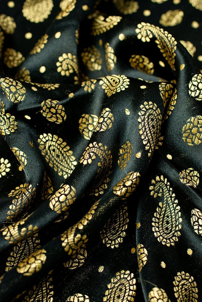 〔1m切り売り〕インドの伝統模様布 黒地にペイズリー〔幅約115cm〕の写真1枚目です。布大国インドから届いた美しい布地です。光の加減によって美しい陰影が生まれます。切り売り,計り売り布,布 生地,アジア布,手芸,生地,アジアン,ファブリック,テーブルクロス,ソファーカバー