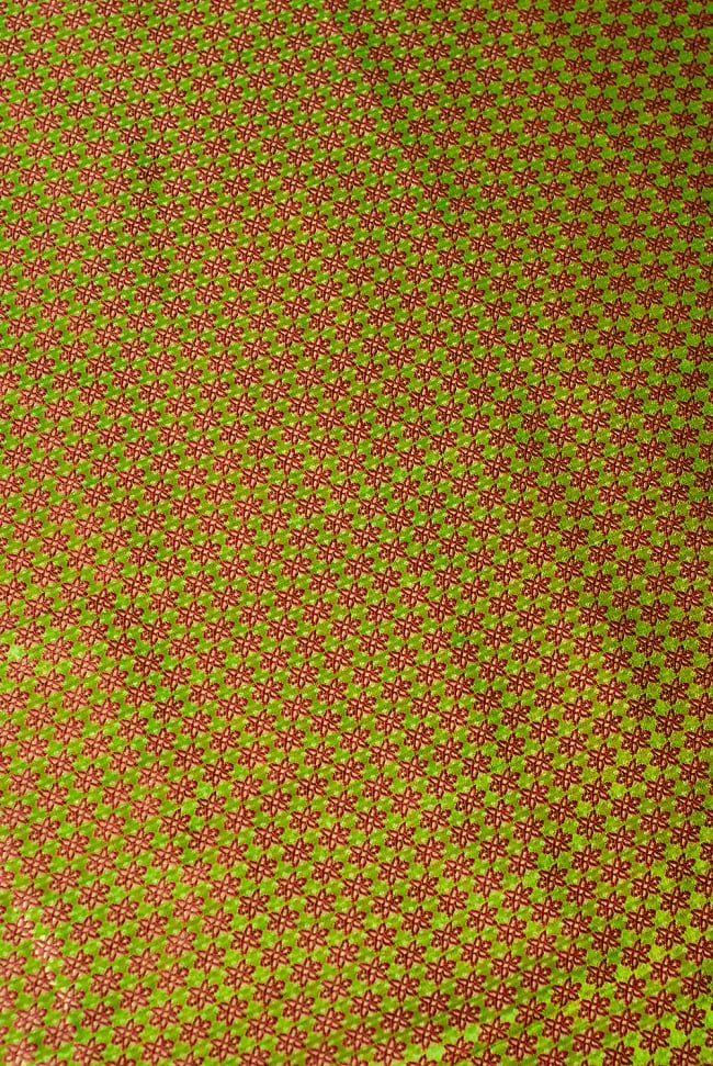 〔1m切り売り〕インドの伝統模様布 緑地に花模様〔幅約117cm〕 2 - 柄の広がりを見てみました。