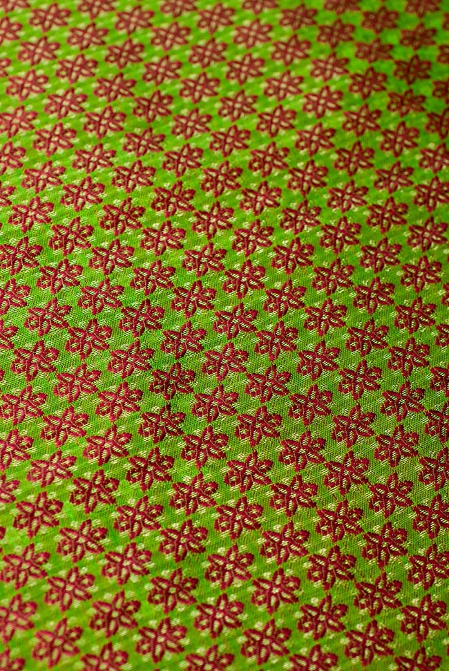 〔1m切り売り〕インドの伝統模様布 緑地に花模様〔幅約117cm〕 3 - 接写での撮影になります。