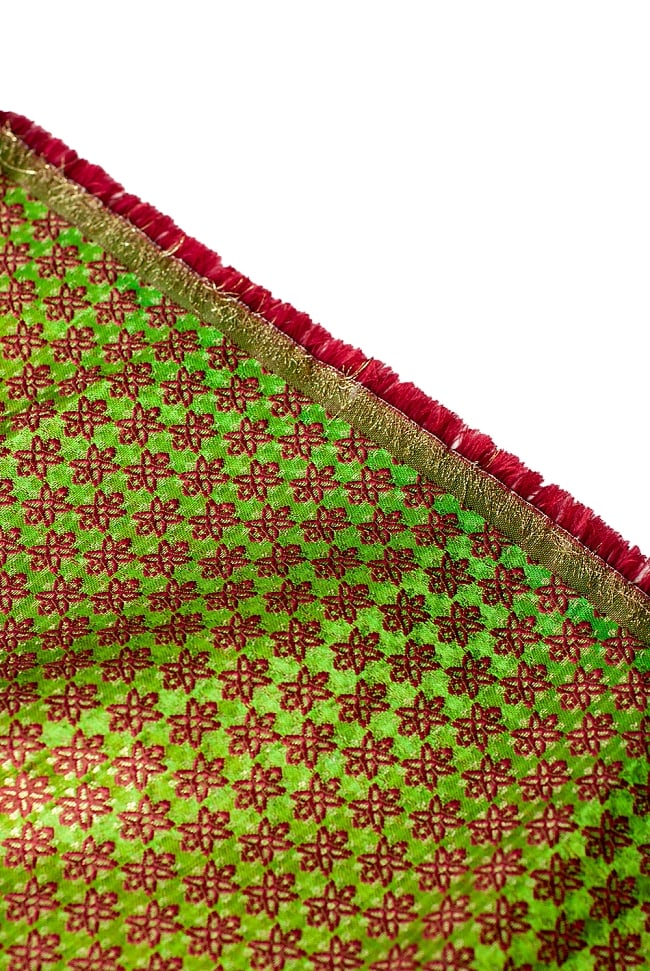 〔1m切り売り〕インドの伝統模様布 緑地に花模様〔幅約117cm〕 4 - 端の部分の処理になります。