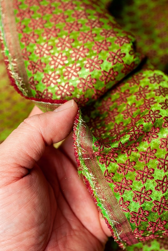 〔1m切り売り〕インドの伝統模様布 緑地に花模様〔幅約117cm〕 5 - 薄手の布地です。