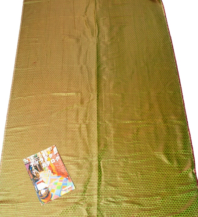 〔1m切り売り〕インドの伝統模様布 緑地に花模様〔幅約117cm〕 7 - A４冊子と比較撮影しました。これくらいのサイズ感になります。