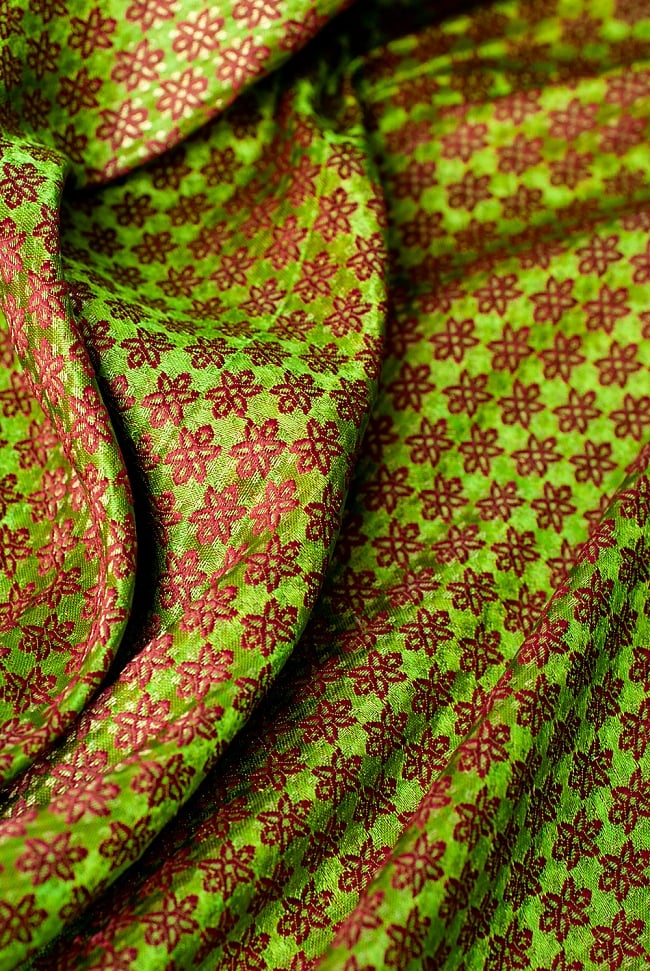 〔1m切り売り〕インドの伝統模様布 緑地に花模様〔幅約117cm〕の写真1枚目です。布大国インドから届いた美しい布地です。光の加減によって美しい陰影が生まれます。切り売り,計り売り布,布 生地,アジア布,手芸,生地,アジアン,ファブリック,テーブルクロス,ソファーカバー