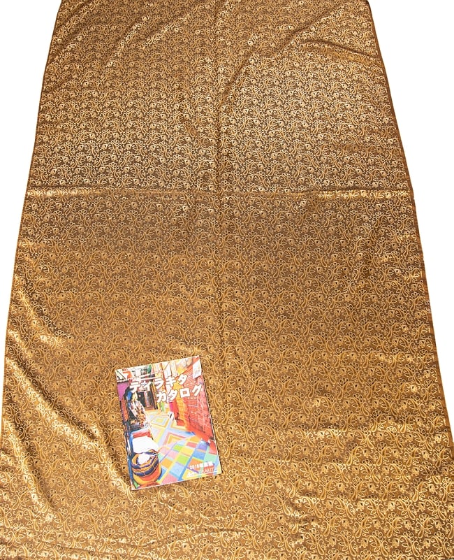 〔1m切り売り〕インドの伝統模様布 シャインペイズリー〔幅約110cm〕 7 - A４冊子と比較撮影しました。これくらいのサイズ感になります。
