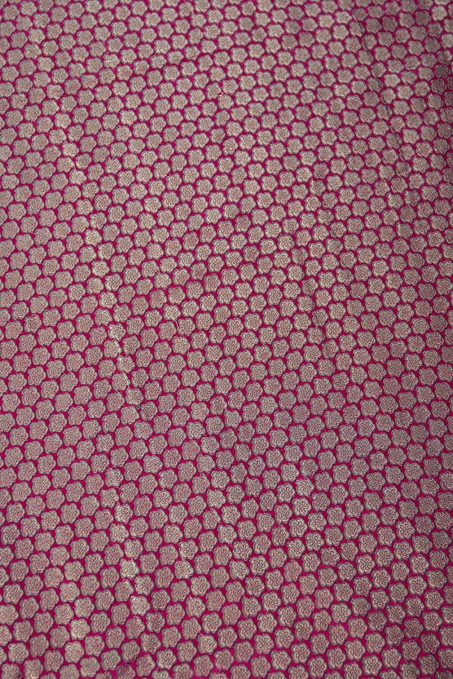 〔1m切り売り〕インドの伝統模様布 ピンク地に花模様〔幅約112cm〕 2 - 柄の広がりを見てみました。