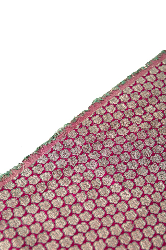 〔1m単位切り売り〕インドの伝統模様布 ピンク地に花模様〔幅約112cm〕 4 - 端の部分の処理になります。