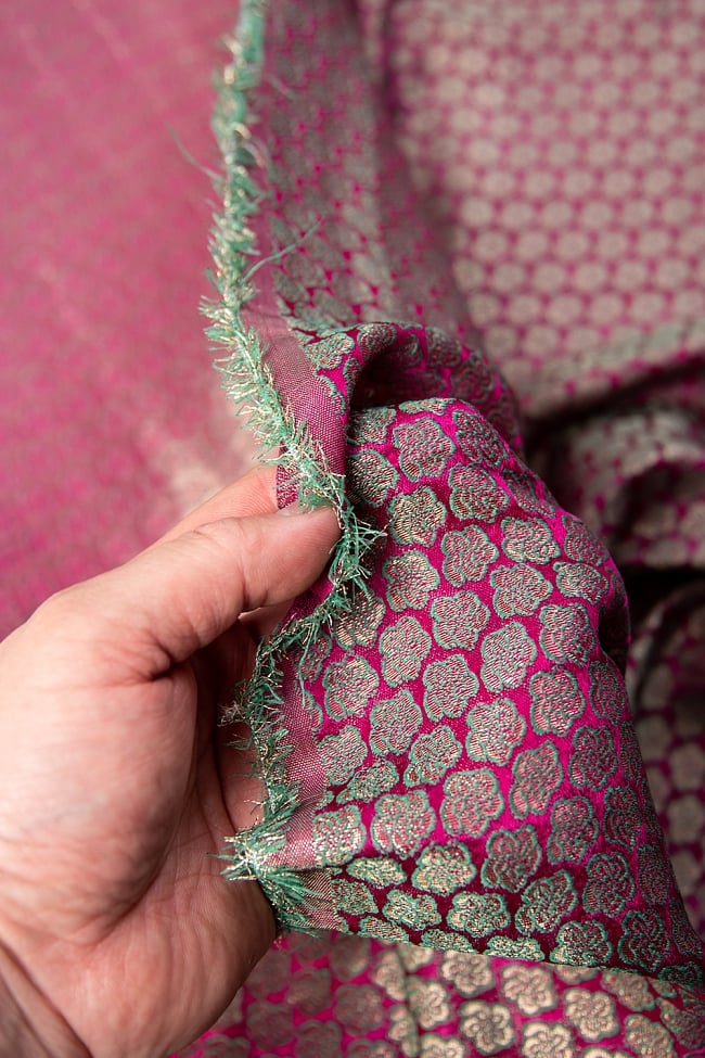 〔1m切り売り〕インドの伝統模様布 ピンク地に花模様〔幅約112cm〕 5 - 薄手の布地です。