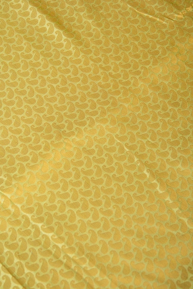 〔1m切り売り〕インドの伝統模様布 薄黄色にペイズリー〔幅約111cm〕 2 - 柄の広がりを見てみました。