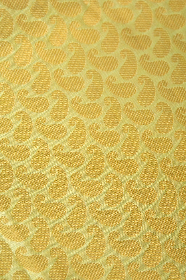 〔1m切り売り〕インドの伝統模様布 薄黄色にペイズリー〔幅約111cm〕 3 - 接写での撮影になります。
