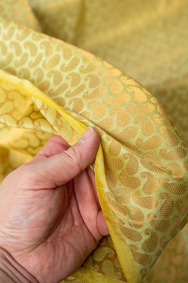 〔1m切り売り〕インドの伝統模様布 薄黄色にペイズリー〔幅約111cm〕 5 - 薄手の布地です。
