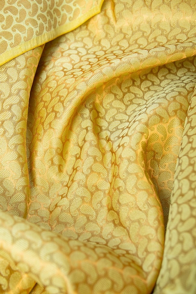 〔1m切り売り〕インドの伝統模様布 薄黄色にペイズリー〔幅約111cm〕 6 - 裏地はこのようになっています。