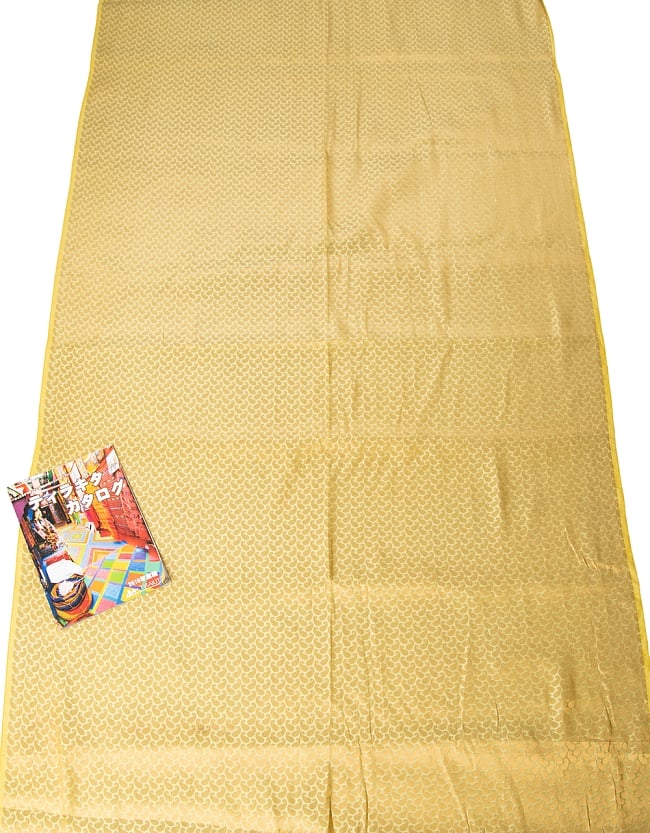 〔1m切り売り〕インドの伝統模様布 薄黄色にペイズリー〔幅約111cm〕 7 - A４冊子と比較撮影しました。これくらいのサイズ感になります。
