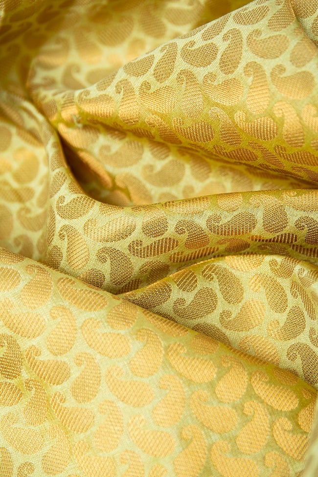 〔1m切り売り〕インドの伝統模様布 薄黄色にペイズリー〔幅約111cm〕の写真1枚目です。布大国インドから届いた美しい布地です。光の加減によって美しい陰影が生まれます。切り売り,計り売り布,布 生地,アジア布,手芸,生地,アジアン,ファブリック,テーブルクロス,ソファーカバー