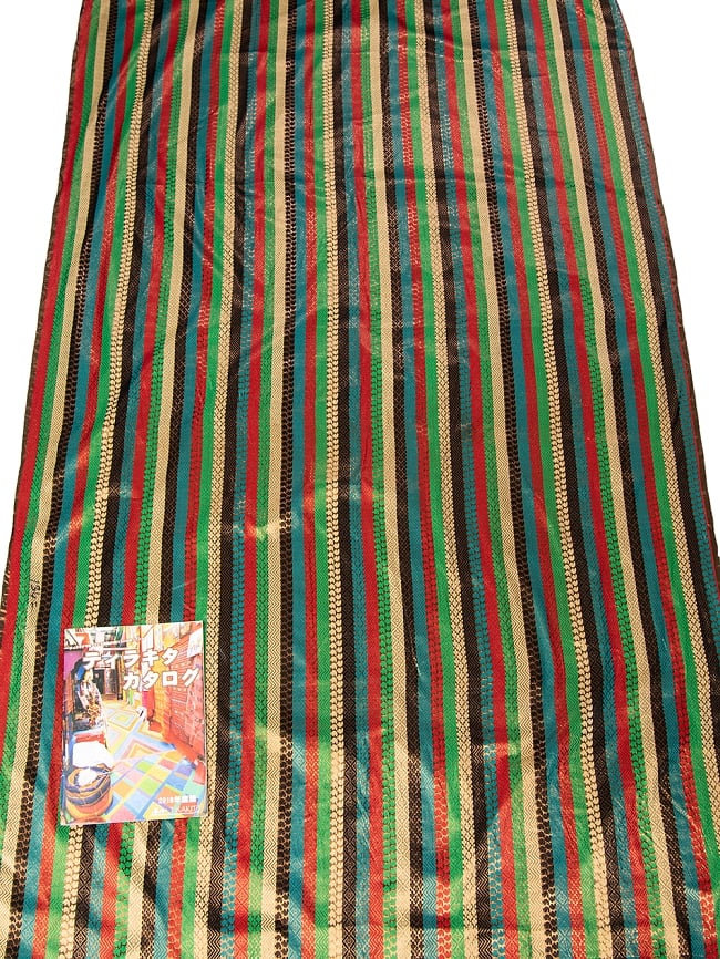 〔1m切り売り〕インドの伝統模様布 ストライプ伝統模様〔幅約112cm〕 7 - A４冊子と比較撮影しました。これくらいのサイズ感になります。