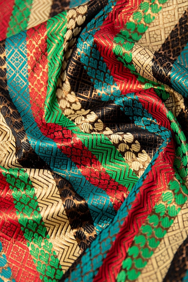 〔1m切り売り〕インドの伝統模様布 ストライプ伝統模様〔幅約112cm〕の写真1枚目です。布大国インドから届いた美しい布地です。光の加減によって美しい陰影が生まれます。切り売り,計り売り布,布 生地,アジア布,手芸,生地,アジアン,ファブリック,テーブルクロス,ソファーカバー