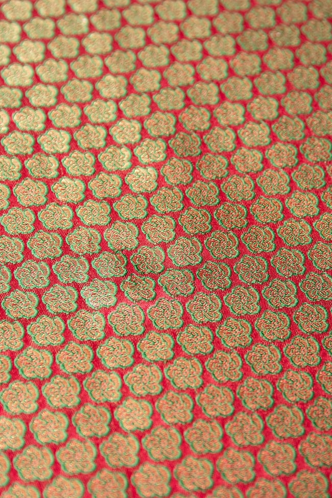 〔1m切り売り〕インドの伝統模様布 ピンク＆グリーンフラワー〔幅約110cm〕 3 - 接写での撮影になります。