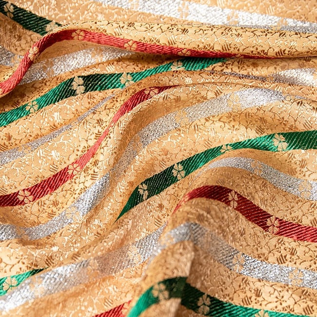 〔1m切り売り〕インドの伝統模様布 トリコロールインディア〔幅約117cm〕の写真1枚目です。布大国インドから届いた美しい布地です。光の加減によって美しい陰影が生まれます。切り売り,計り売り布,布 生地,アジア布,手芸,生地,アジアン,ファブリック,テーブルクロス,ソファーカバー