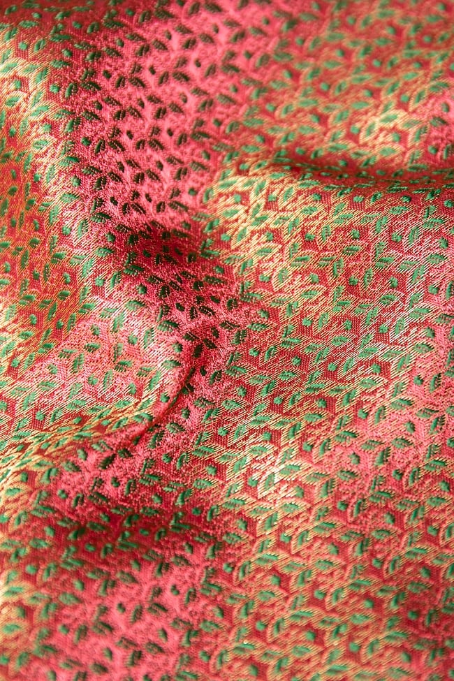 〔1m切り売り〕インドの伝統模様布 ピンク＆唐草〔幅約114cm〕 3 - 接写での撮影になります。