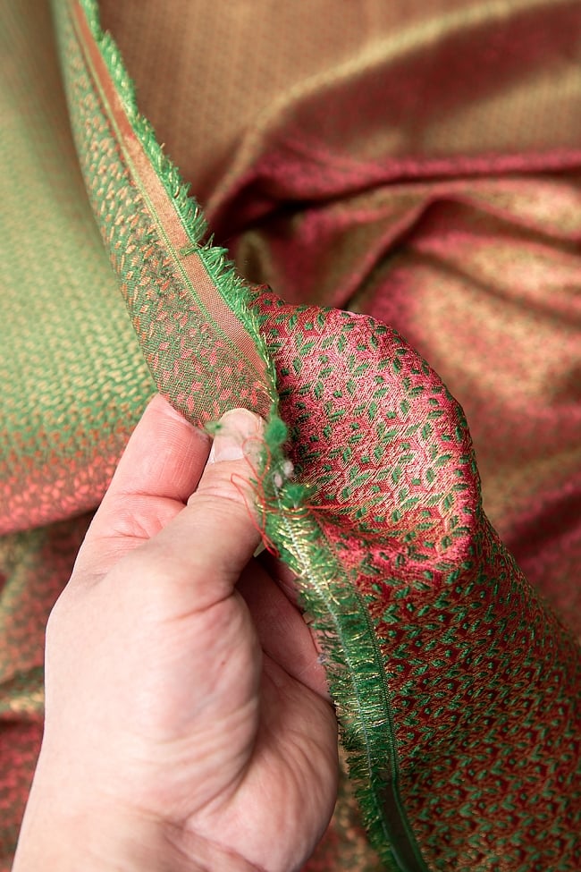 〔1m切り売り〕インドの伝統模様布 ピンク＆唐草〔幅約114cm〕 5 - 薄手の布地です。