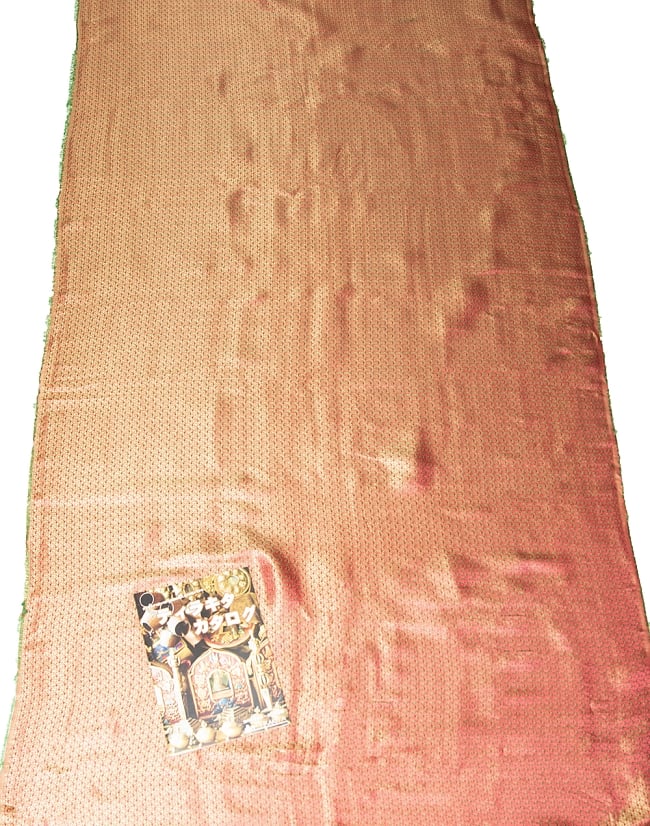 〔1m切り売り〕インドの伝統模様布 ピンク＆唐草〔幅約114cm〕 7 - A４冊子と比較撮影しました。これくらいのサイズ感になります。