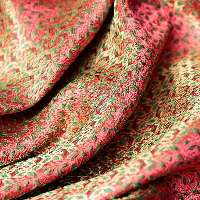 〔1m切り売り〕インドの伝統模様布 ピンク＆唐草〔幅約114cm〕の写真1枚目です。布大国インドから届いた美しい布地です。光の加減によって美しい陰影が生まれます。切り売り,計り売り布,布 生地,アジア布,手芸,生地,アジアン,ファブリック,テーブルクロス,ソファーカバー