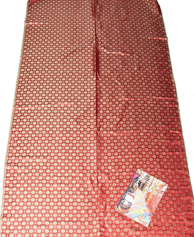 〔1m単位切り売り〕インドの伝統模様布 パープル・ピンク&フラワー〔幅約115cm〕 7 - A4冊子と比較撮影しました。これくらいのサイズ感になります。