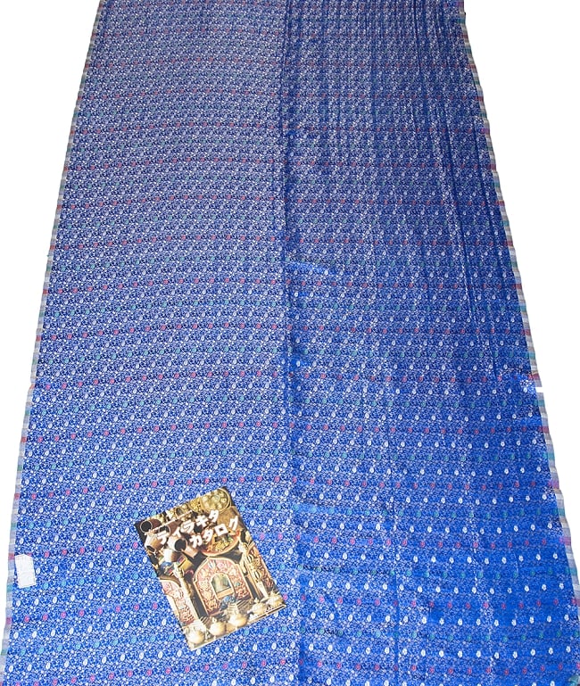 〔1m切り売り〕インドの伝統模様布 スパークリングオーシャン〔幅約117cm〕 7 - A４冊子と比較撮影しました。これくらいのサイズ感になります。