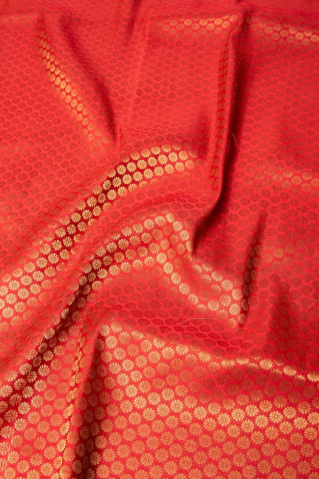 〔1m切り売り〕インドの伝統模様布 シンプルゴールドフラワー〔幅約110cm〕 2 - 柄の広がりを見てみました。