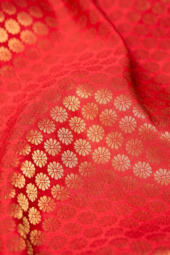 〔1m切り売り〕インドの伝統模様布 シンプルゴールドフラワー〔幅約110cm〕 3 - 接写での撮影になります。