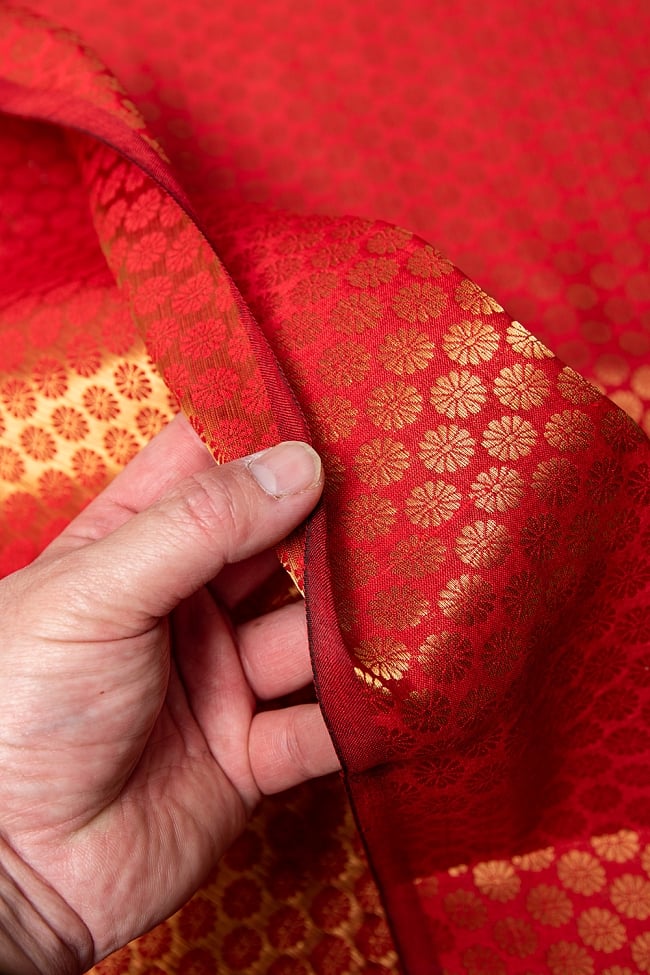 〔1m切り売り〕インドの伝統模様布 シンプルゴールドフラワー〔幅約110cm〕 5 - 薄手の布地です。
