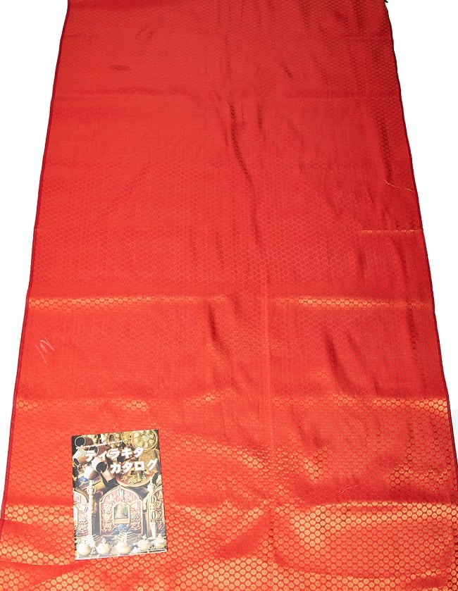 〔1m切り売り〕インドの伝統模様布 シンプルゴールドフラワー〔幅約110cm〕 7 - A４冊子と比較撮影しました。これくらいのサイズ感になります。