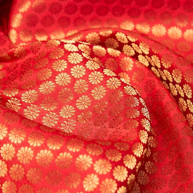 〔1m切り売り〕インドの伝統模様布 シンプルゴールドフラワー〔幅約110cm〕の写真1枚目です。布大国インドから届いた美しい布地です。光の加減によって美しい陰影が生まれます。切り売り,計り売り布,布 生地,アジア布,手芸,生地,アジアン,ファブリック,テーブルクロス,ソファーカバー