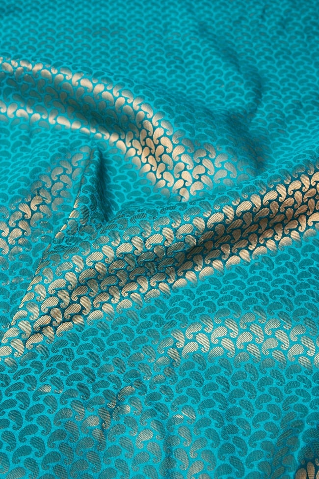 〔1m切り売り〕インドの伝統模様布 ブルー・グリーン＆ゴールド〔幅約110cm〕 2 - 柄の広がりを見てみました。