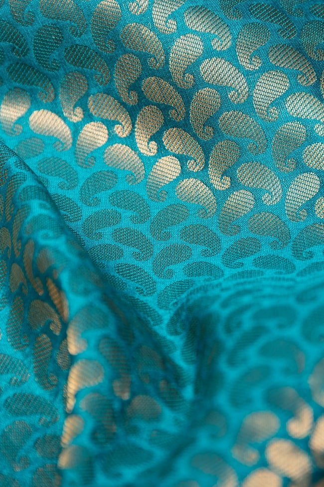 〔1m切り売り〕インドの伝統模様布 ブルー・グリーン＆ゴールド〔幅約110cm〕 3 - 接写での撮影になります。