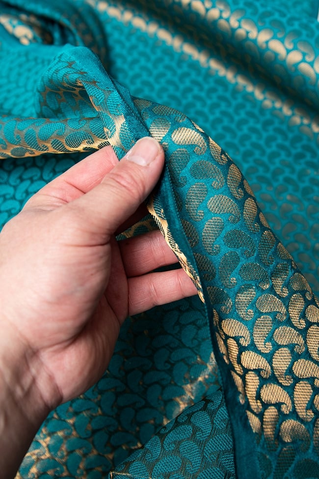 〔1m切り売り〕インドの伝統模様布 ブルー・グリーン＆ゴールド〔幅約110cm〕 5 - 薄手の布地です。