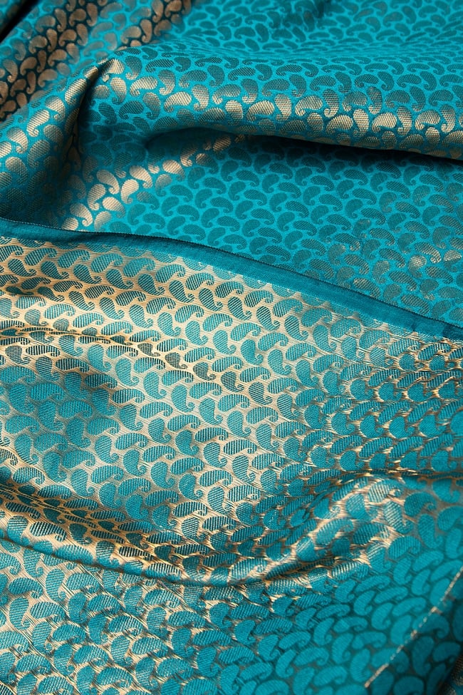 〔1m切り売り〕インドの伝統模様布 ブルー・グリーン＆ゴールド〔幅約110cm〕 6 - 裏地はこのようになっています。
