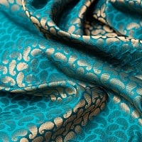 〔1m切り売り〕インドの伝統模様布 ブルー・グリーン＆ゴールド〔幅約110cm〕の商品写真